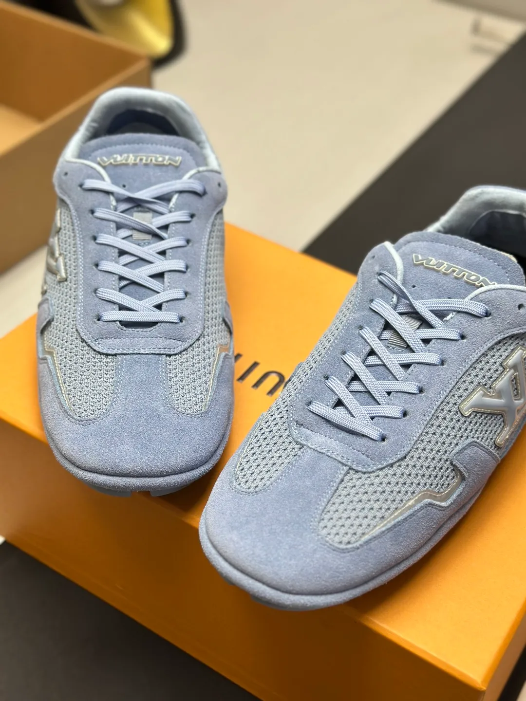 👟👟Ex-factory price 680👟👟 (Top version fully packaged) LV Louis Vuitton L Family Donkey Brand Latest Rally Series Mesh Casual Sports Shoes Doudou Shoes Original purchase, development and production This LV Rally sports shoe is made of suede cow leather and mesh fabric, and a rubber pad outsole is incorporated into the driving shoe configuration, making it a modern choice that is both comfortable and light. The LV letters on the side, the handwritten Louis Vuitton logo on the rear, and the Vuitton logo on the tongue and outsole jointly brand the brand mark. Exquisite packaging at the delivery counter🛍📦 ▪️Fabric: Original customized imported mesh + cowhide ▪️Inner lining: Original customized breathable mesh lining ▪️Outsole: Original molded anti-slip rubber material ▪️Sole thickness: 2CM ▪️Size: Men's 39-45